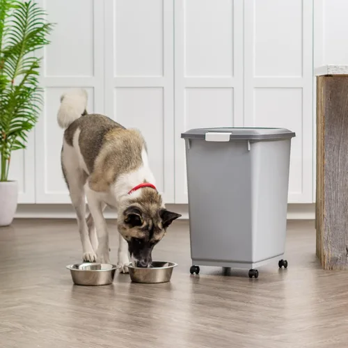 Vista 2 de IRIS USA Contenedor de almacenamiento de comida para perros con ruedas, tapa hermética, cuchara de 2 tazas, almacenamiento de alimentos