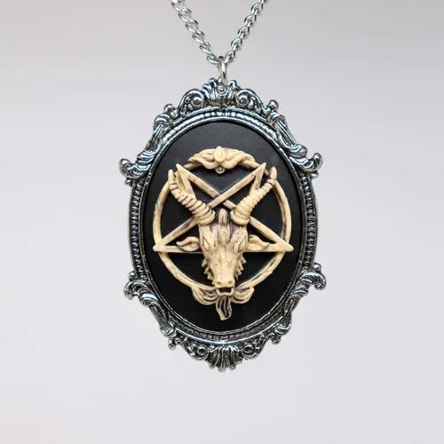 Vista 5 de Collar con dije de camafeo baphomet satánico de cabeza de cabra envejecida sobre negro en acabado plateado Metal