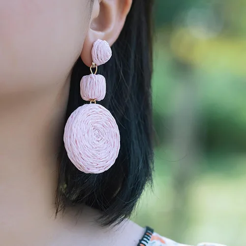 Vista 6 de Statement Raffia - Aretes redondos de bola colgantes de rafia, bonitos aretes bohemios hechos a mano para el verano para mujer