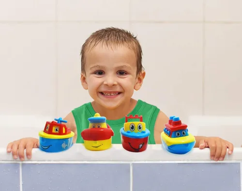 Vista 2 de Juguetes para el baño para niños y niñas 3 Bees & Me, set de barcos con imanes para bebés grandes y niños, divertidos y educativos