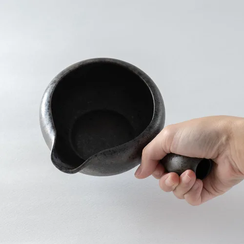 Vista 5 de KIMIKURA Hecho en Japón -Cuenco Matcha con boquilla y mango/Enfriador de agua Yuzamashi para té verde -Color gris oscuro Té japonés