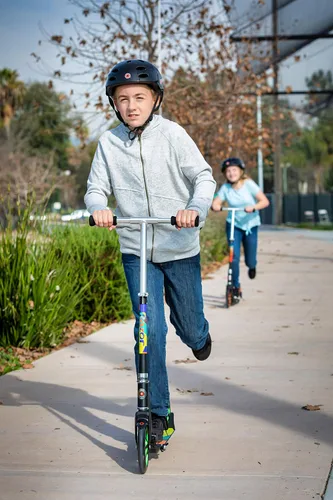Vista 3 de Razor Patinete A5 Lux Kick para niños de 8 años en adelante, ruedas de uretano de 8 pulgadas, acabado anodizado con colores y gráficos llamativos