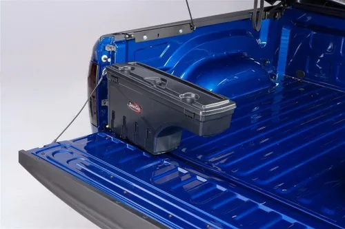 Vista 5 de RealTruck UnderCover SwingCase - Caja de almacenamiento para caja de camioneta; SC500D; compatible con Nissan Titan 2004-2021 del lado del conductor