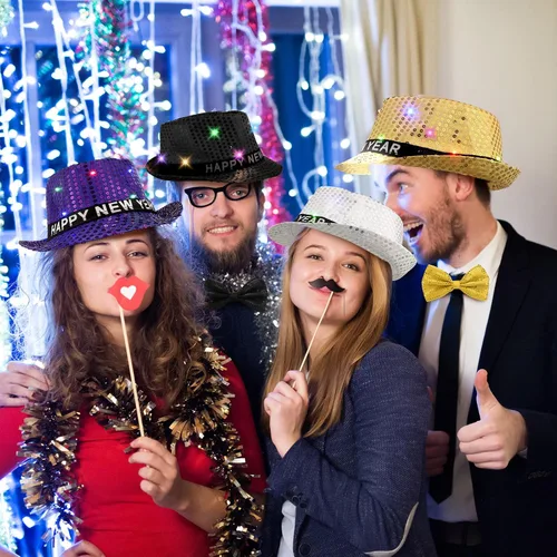 Vista 6 de Suhine 18 sombreros de fedora de lentejuelas con luces LED para Año Nuevo, unisex, con lentejuelas, corbatines y tirantes de lentejuelas, juego