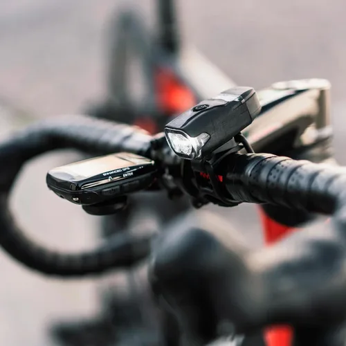 Vista 7 de LEZYNE KTV Pro - Juego de luces inteligentes para bicicleta, luces LED programables, 20 horas de funcionamiento, recargable por USB, 200 lúmenes