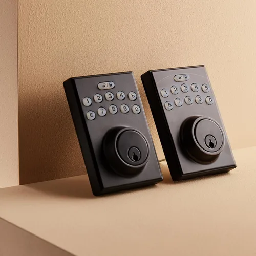 Vista 4 de Amazon Basics Cerradura de Puerta con Pestillo de Seguridad y Teclado Electrónico con Control Táctil sin Llave, Instalación Fácil, Bloqueo