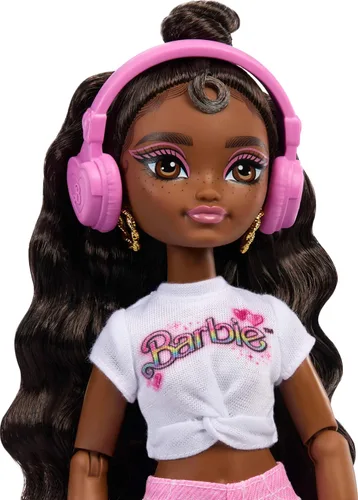 Vista 3 de Muñeca Barbie Dream Besties y accesorios, muñeca posable Barbie Brooklyn patinadora con temática de música y video con cabello castaño oscuro, 9