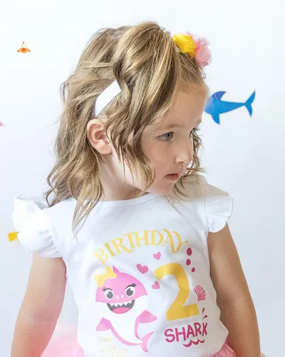 Vista 15 de Luke and Lulu Traje de cumpleaños para niña, diseño de tiburón - 2º cumpleaños niña
