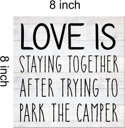 Vista 2 de Lienzo impreso con texto en inglés «Love Is Staying Together» para casa de campo, decoración de pared rústica para campamento, póster