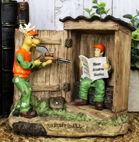 Vista 3 de Ebros Gift 'Gotcha!' Rústica Vida Silvestre Caza Ciervo con Rifle Capturando a un Cazador Conmocionado Leyendo Periódico en Cabaña Outhouse Figurita