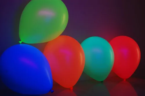 Vista 2 de DirectGlow - Juego de 25 globos de látex reactivos de 11 pulgadas con luz negra