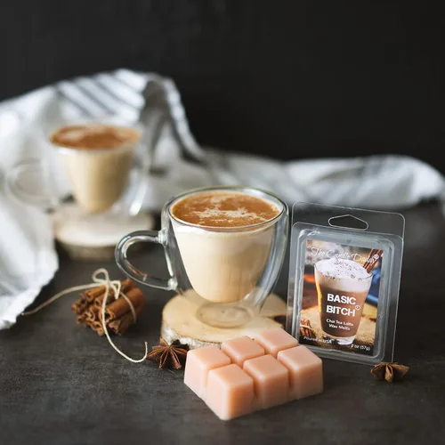 Vista 2 de The Candle Daddy Basic Bitch - Chai Tea Latte - Cera perfumada para derretir - 1 paquete - 2 onzas - 6 cubos de canela