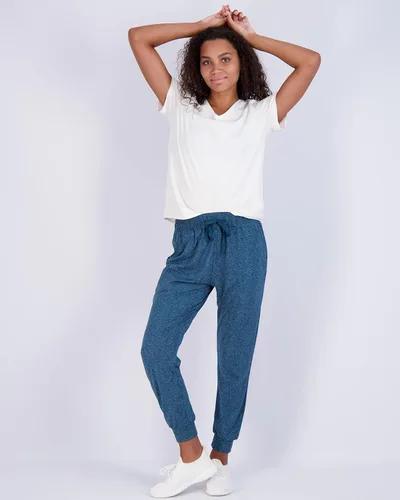Vista 4 de Real Essentials - Pantalones, paquete de 3 unidades Real Essentials - Pantalones deportivos de yoga ultra suaves para mujer con bolsillos y cordón