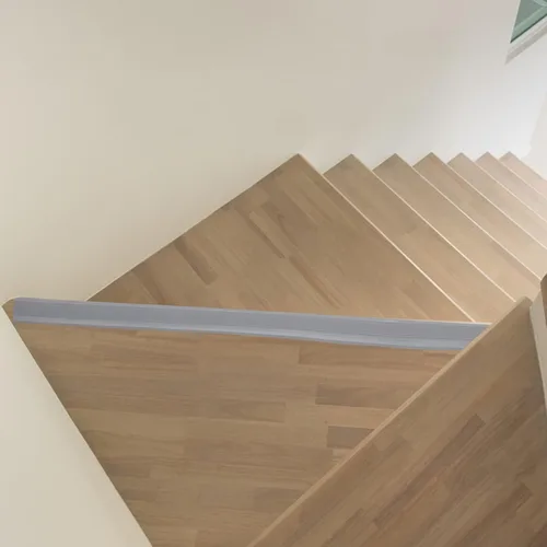 Vista 2 de DOITOOL Autoadhesivo para escaleras, borde de PVC antideslizante, protector de escalera impermeable cortable para escaleras, nariz de escalera