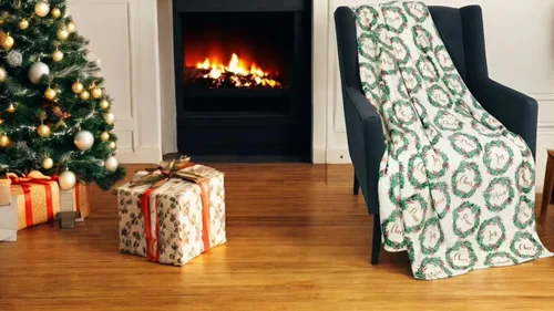 Vista 6 de Manta de Forro Polar para las Fiestas Navideñas: Corona Tradicional de Decoración del Hogar con Saludos Cheers Merry Peace Joy sobre Fondo Beige