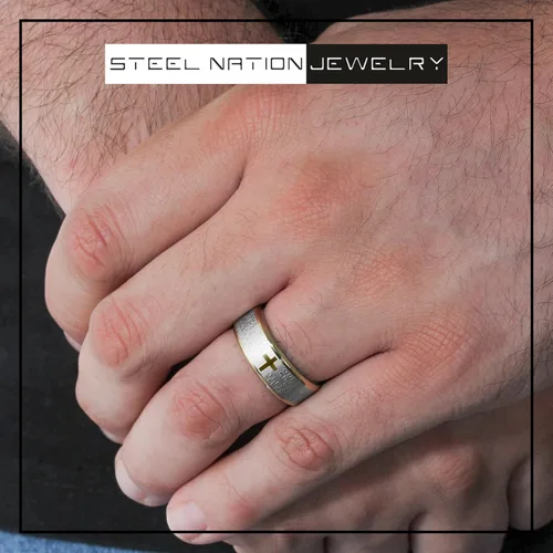 Vista 2 de STEEL NATION JEWELRY Anillo de boda de acero inoxidable de dos tonos de 0.315 in de plata y oro, con cruz y oración del Señor de la Biblia