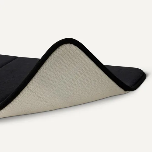 Vista 5 de Amazon Basics Tapete de baño de espuma viscoelástica absorbente y de secado rápido, 17 x 24 pulgadas, color negro
