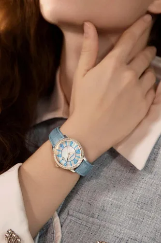 Vista 3 de GOLDEN MAPLE Delicados relojes para mujer, esfera de nácar y movimiento de cuarzo suizo con correa de cuero, serie Cloud