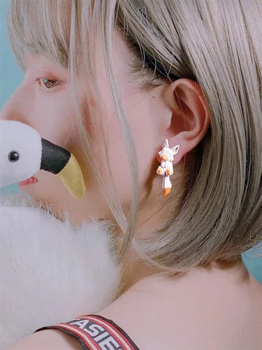 Vista 3 de Elegantes aretes de zorro simétricos, aretes de animales novedosos, accesorios divertidos, aretes diseñados para regalos para mujeres y niñas, AAAA