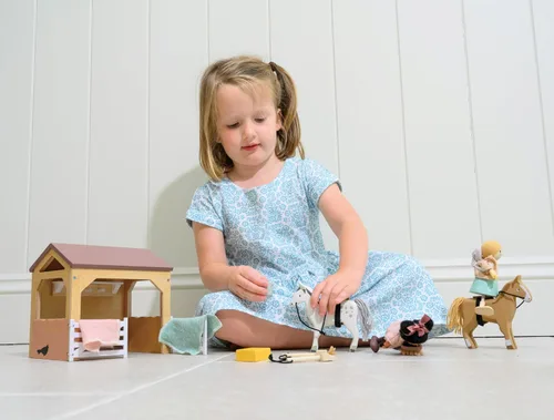 Vista 6 de Tender Leaf Toys - The Stables - Juego de establos de caballos imaginativos de 13 piezas con accesorios y accesorios - Juego de simulación