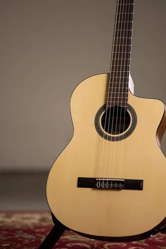 Vista 10 de Cordoba C1M-CE - Guitarra clásica electroacústica con cuerdas de nailon, Serie Protégé, Natural