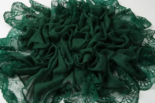 Vista 4 de corciova Bufanda de seda de gasa extra larga color verde esmeralda oscuro, bufanda de seda ligera para la noche, chal y envoltura para mujer