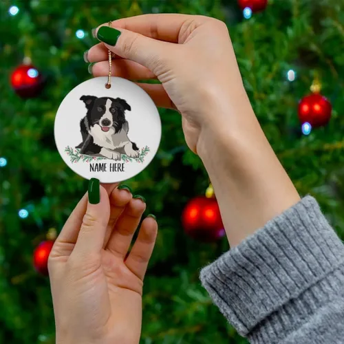 Vista 4 de Regalos personalizados Lovesout, adorno de unicornio con gorro rojo, para decoración de árbol de Navidad