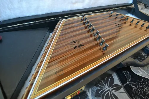 Vista 2 de Persa Profesional Sadeghi Goldar Santoor, Santur, Dulcimer con estuche rígido
