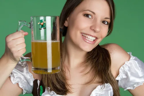 Vista 4 de Simply Charmed Marcadores magnéticos para bebidas del día de San Patricio y dijes de vino para vasos sin tallo, tazas de cerveza o cócteles