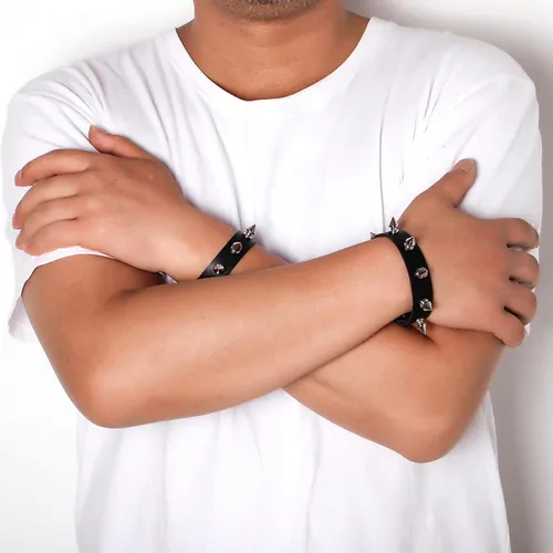 Vista 6 de Eigso - Pulseras de cuero punk para hombre y mujer, pulsera con tachuelas ajustables
