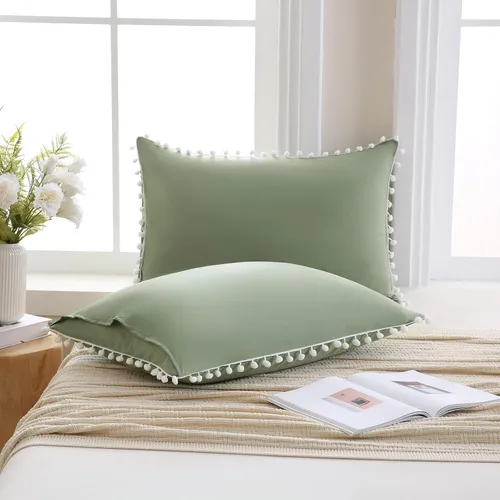 Vista 3 de Juego de 2 fundas de almohada con pompones color verde aguacate, tamaño Queen estándar, 100% microfibra lavada, funda de almohada con flecos de bola