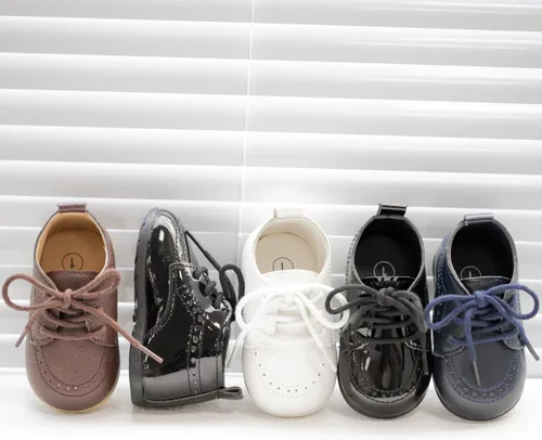 Vista 2 de Meckior Mocasines clásicos de piel sintética para niños y niñas, zapatos de vestir Oxford para niños y niñas, zapatos de vestir planos para caminar