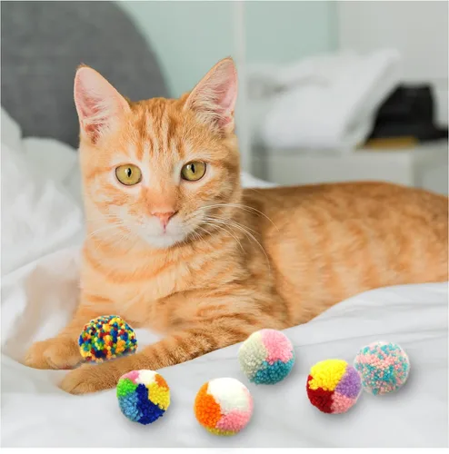 Vista 4 de Andiker 6 piezas de juguetes de bolas de gato de colores surtidos, hilo de lana, bolas de pompón para gatos, juguetes interactivos para perseguir