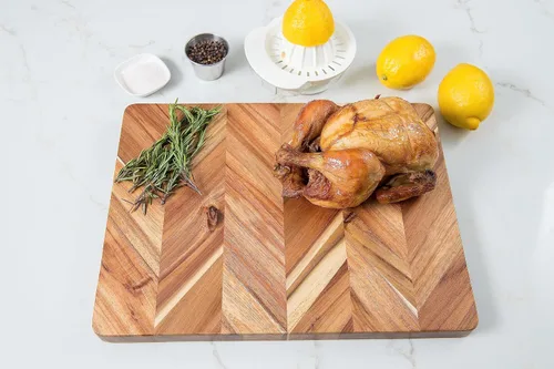 Vista 5 de Lipper International Tabla de cortar y servir rectangular en espiga de acacia con asas insertadas para cortar carnes, frutas y verduras, mediano, 12
