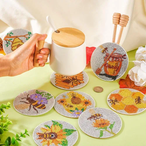 Vista 5 de FASHEWELRY 8 posavasos de arte de diamante con soporte para abejas, kit de posavasos de pintura de diamantes para bebidas, kits de arte de diamantes