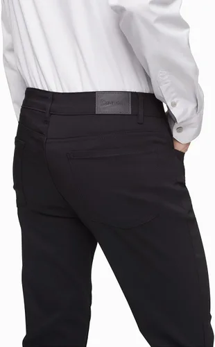 Vista 3 de Calvin Klein Move 365 Stretch Slim Fit - Pantalón tejido resistente a las arrugas para hombre