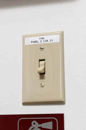 Vista 6 de Brady Etiqueta Auténtica (M21-375-423) de Poliéster para Entornos Severos para Código de Barras, Panel Solar y Placa de Circuito Impreso, Negro