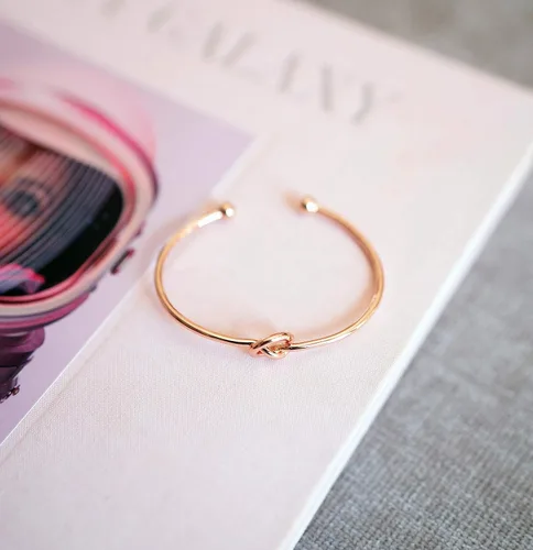 Vista 8 de PAVOI brazalete Bangle, nudo "amor eterno", ajustable, enchapado en oro 14 quilates