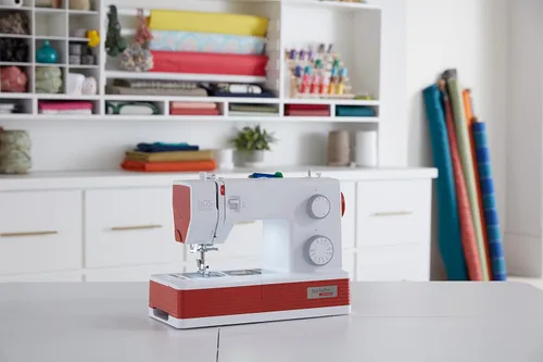 Vista 7 de Bernette Máquina de coser portátil B05 Crafter 30 puntadas, 6 pies prensatelas, luz LED Acolchado y bordado de alta resistencia Puntada