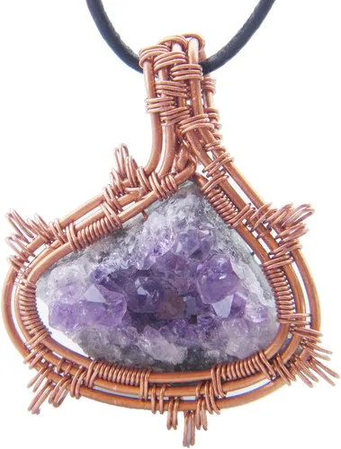 Vista 4 de Collar de amatista drusa con cuerda de cuero, collar bohemio, colgante envuelto en alambre de cobre, 45x36mm, Gema, Amatista brasileña