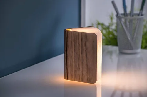 Vista 2 de Gingko Mini luz LED de escritorio inteligente con acabado de madera natural, recargable con cargador micro USB, nogal