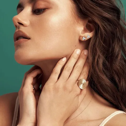 Vista 7 de Juego de aretes de plata de ley para mujer, hipoalergénicos, ligeros, pequeños aretes de oro para mujer