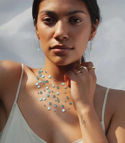 Vista 3 de Collar de cuentas de concha bohemia de varias capas para mujer, hebra de cristal colorida con cuentas plateadas, collares y aretes, disfraces