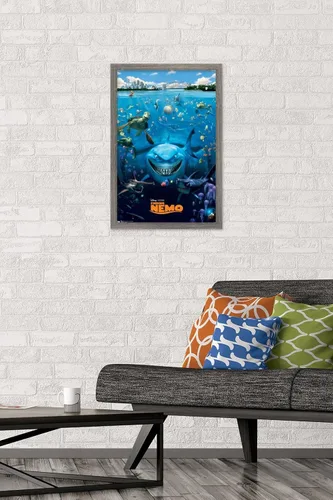 Vista 2 de Trends International Disney Pixar Buscando a Nemo - Póster de pared fundido, 14.725 x 22.375 pulgadas, versión enmarcada de madera de granero