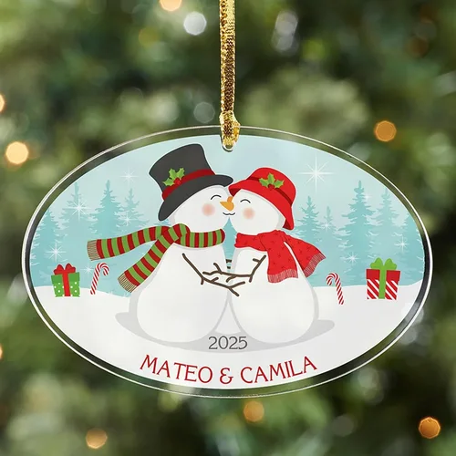 Vista 2 de Let's Make Memories Adorno Personalizado para la Primera Navidad de Parejas - Acrílico Ovalado Adorno Navideño 2025 Recuerdo - Decoración de Muñeco
