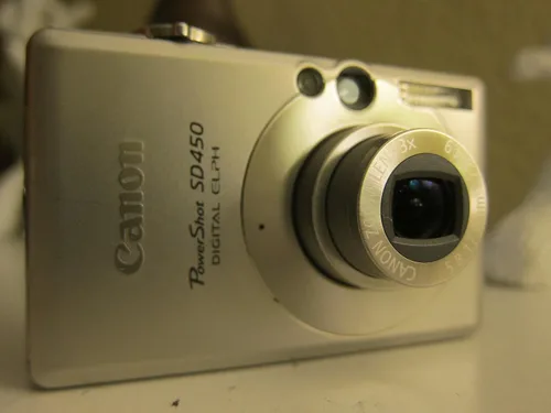 Vista 2 de Canon Powershot SD450 - Cámara digital Elph de 5MP con zoom óptico de 3x (Modelo antiguo)