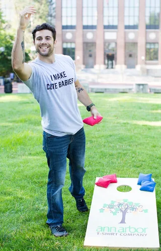Vista 4 de Camiseta unisex con texto en inglés "I Make Cute Babies Funny New Dad, Father's Day Daddy Humor