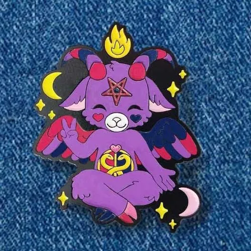 Vista 3 de Bandera oculta del orgullo bisexual adorable baphomet, esmalte suave de 1.5 pulgadas, color negro, Esmalte, Sin gemas.
