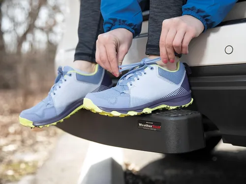 Vista 7 de WeatherTech BumpStep XL con herrajes estándar niquelados