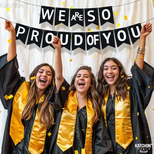 Vista 5 de KatchOn, Cartel con texto en inglés «We are So Proud of You» – Cartel de felicitaciones preencordado de 10 pies, cartel de graduación negro
